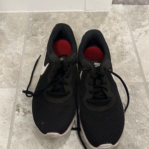 BLACK AND WHITE NIKE